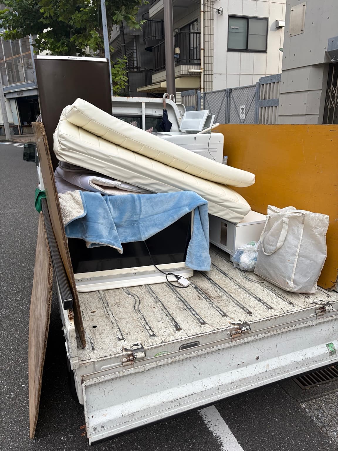 東京都江東区永代での不用品回収・軽トラックへの積載写真